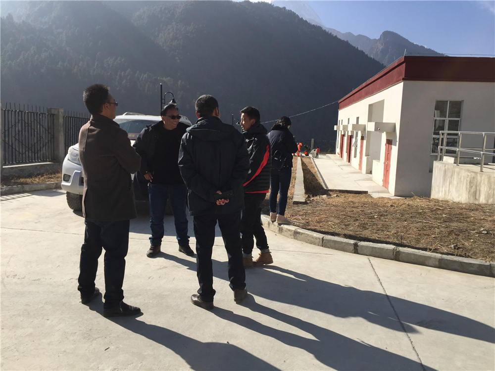 日喀則市環(huán)保督導(dǎo)組蒞臨吉隆縣污水處理廠檢查并指導(dǎo)工作，我吉隆縣環(huán)保局局長(zhǎng)和分管縣長(zhǎng)熊等領(lǐng)導(dǎo)陪同